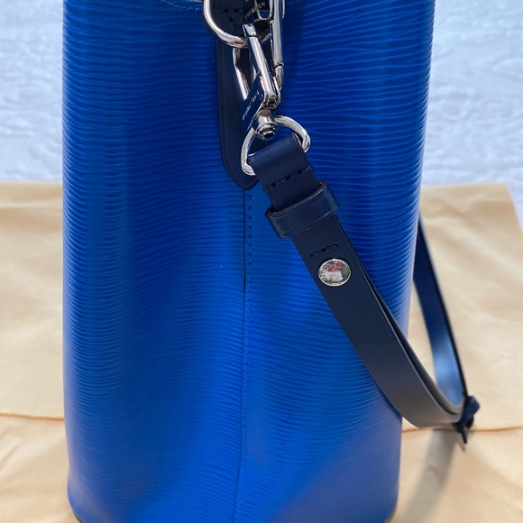 Authentic Louis Vuitton NeoNoe MM Epi Bucket Bag (M55935) - Picture 12 of 16